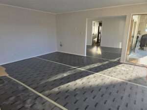New carpet installation: Room with underlay installed, ready for carpet. Renovation project with flooring preparation.